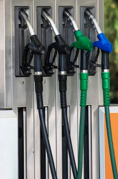 Quatro bicos de reabastecimento no posto de gasolina . — Fotografia de Stock