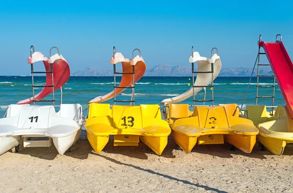 Łódek ze zjeżdżalniami wodnymi na plaży. — Zdjęcie stockowe