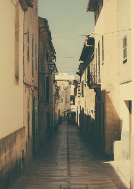 Akdeniz şehirde güzel dar eski sokak.