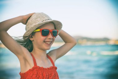 Yaz tatil kavramı. Güneş gözlüklü kız gülümseyerek.