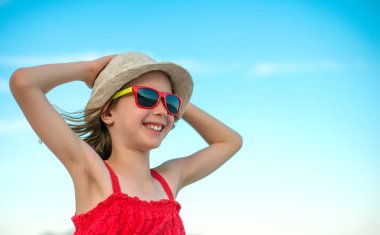 Yaz tatil kavramı. Güneş gözlüklü kız gülümseyerek.