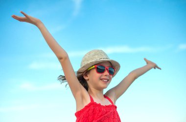 Yaz tatil kavramı. Kız kollarını geniş açık gülümseyen.