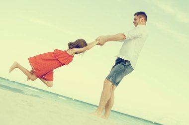 Baba ve kız sahilde iplik.