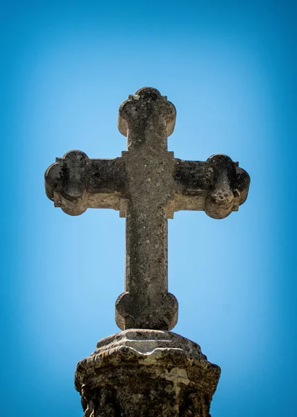 Oude stenen kruis op de katholieke kerk. — Stockfoto