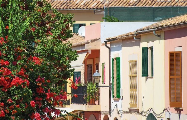 Beautiful old street in mediterranean city. — Stock Photo, Image