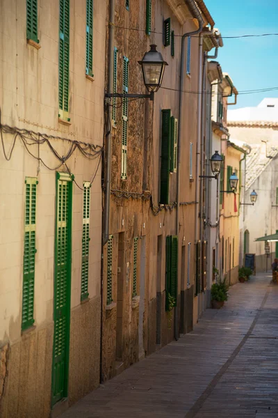 Krásné úzká ulička v středomořské město. — Stock fotografie