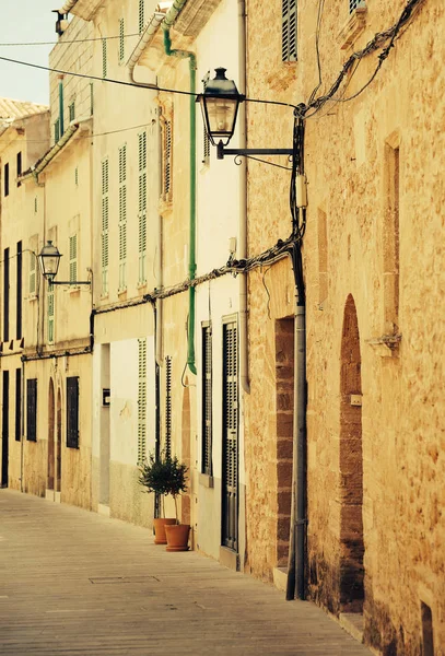 Krásné úzká ulička v středomořské město. — Stock fotografie