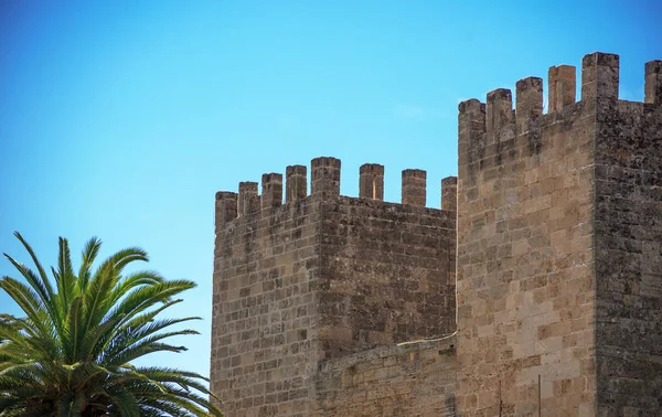 Tower of ancient fortress in the old town. — Stock Photo, Image