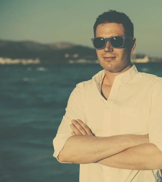 Handsome man in glasses on the beach. — Stock Photo, Image