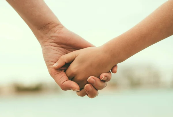 Mãe segurando a mão de sua filha . — Fotografia de Stock