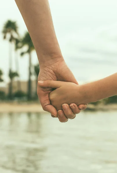 Μητέρα κρατώντας το χέρι της κόρης του. — Φωτογραφία Αρχείου