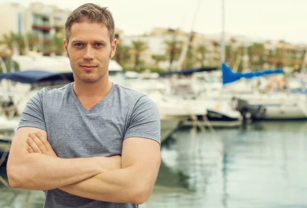 Man portrait against of the pier with yachts. — Stock Photo, Image