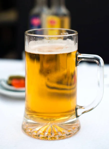 Kaltes Glas Bier auf dem Tisch. — Stockfoto