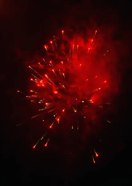 Feuerwerk am Himmel. Neujahrsfeier. — Stockfoto