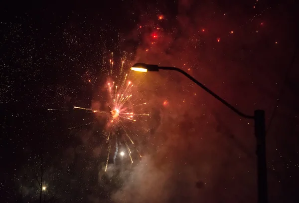 Fuegos artificiales en el cielo. Celebración del año nuevo. —  Fotos de Stock