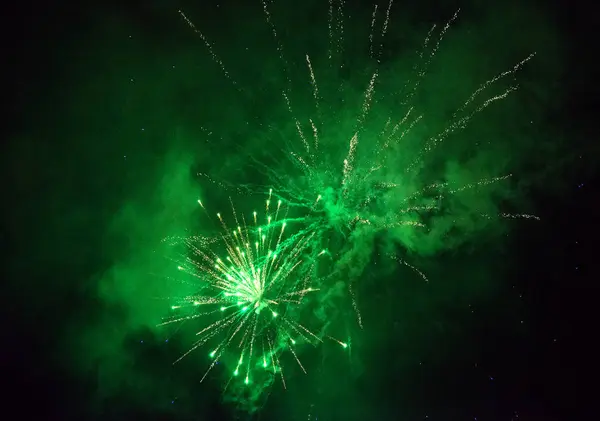 Feux d'artifice dans le ciel. Nouvel an célébration. — Photo