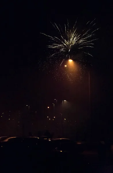 Feux d'artifice dans le ciel. Nouvel an célébration. — Photo