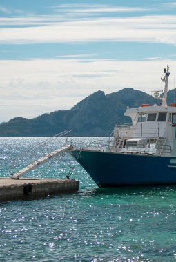 İskelede konaklama merdiven ile gemi.