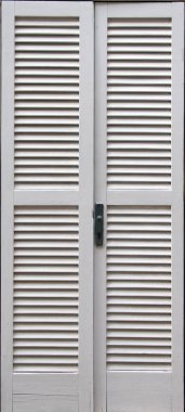 Beyaz ahşap kapı görünümünü yakın çekim.