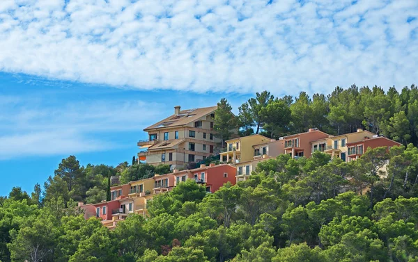 Casas en las verdes colinas de montaña . — Foto de Stock
