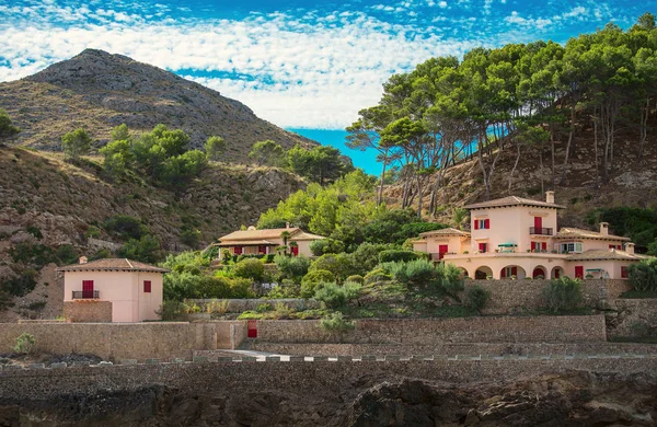 Casas en las verdes colinas de montaña . — Foto de Stock