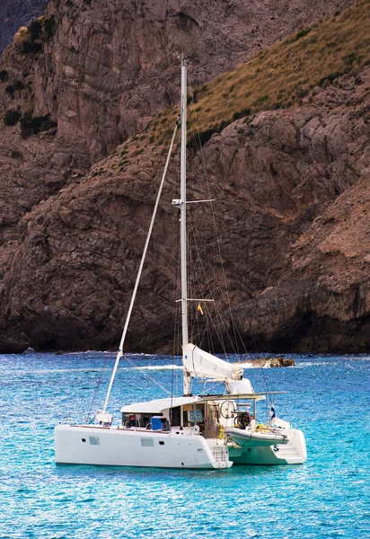 Bateau dans la baie à l'ancre . — Photo