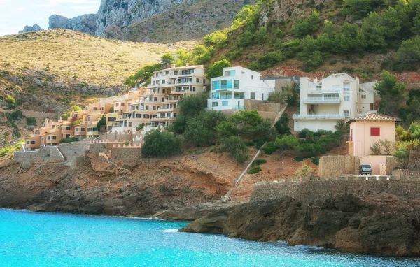 Casas em colinas de montanha perto do mar . — Fotografia de Stock