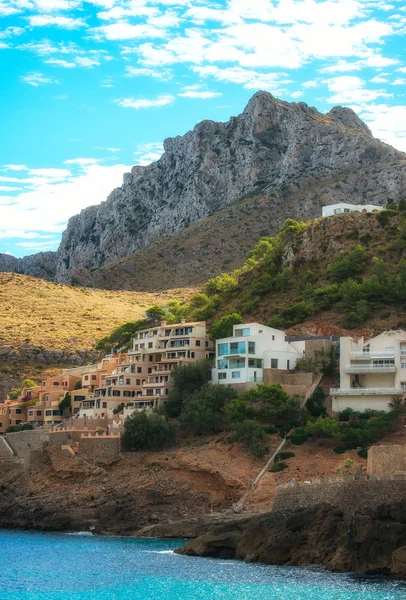 Casas em colinas de montanha perto do mar . — Fotografia de Stock