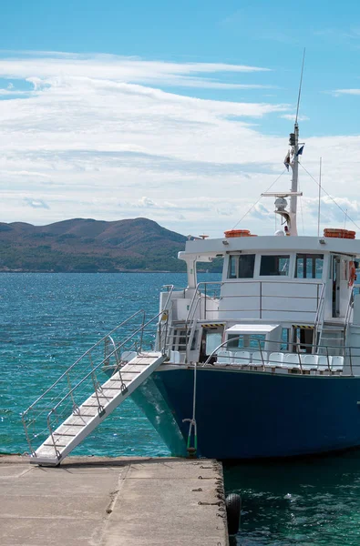 Barco con escalera en el muelle . — Foto de Stock