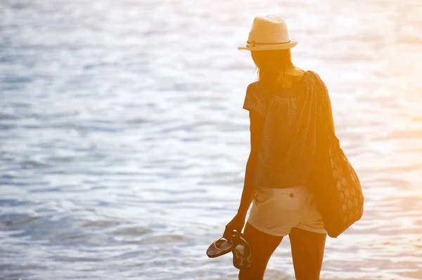 Femme avec sac allant à la plage . — Photo