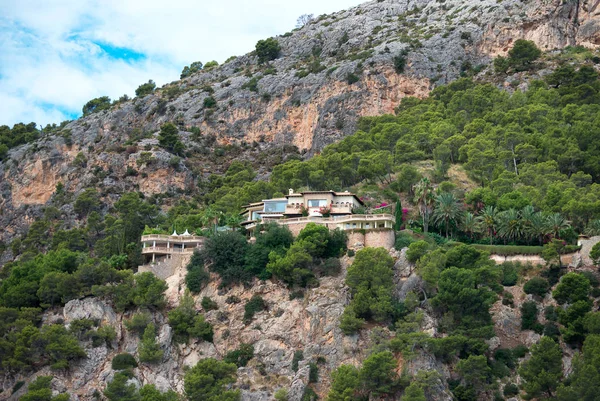 Beautiful luxury house on the hills. — Stock Photo, Image