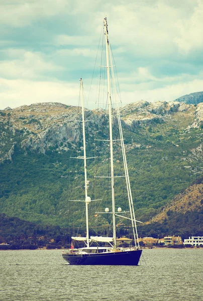 Yacht in the bay at anchor. — Stock Photo, Image