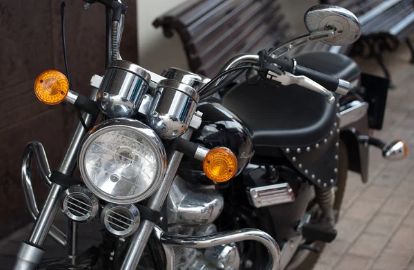 Motocicleta negra estacionada en el estacionamiento . —  Fotos de Stock