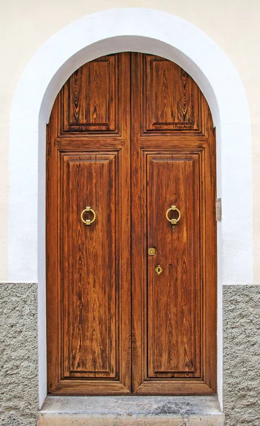 Zblízka pohled starožitné dřevěné dveře. — Stock fotografie