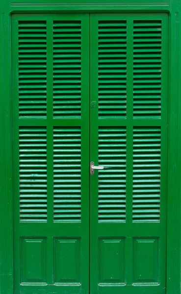녹색 나무로 되는 문의 클로즈업 보기. — 스톡 사진