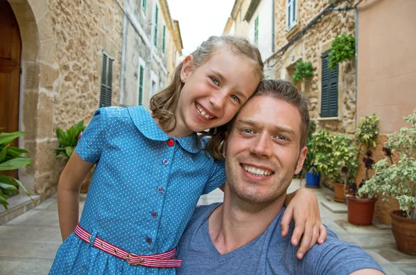 Vader en dochter nemen selfie in de oude stad. — Stockfoto