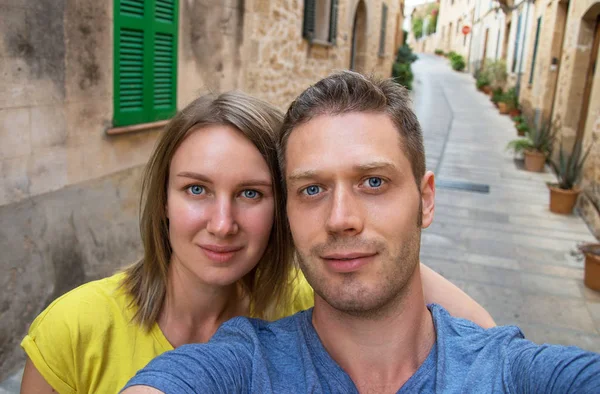 Güzel çift alarak selfie eski şehirde.