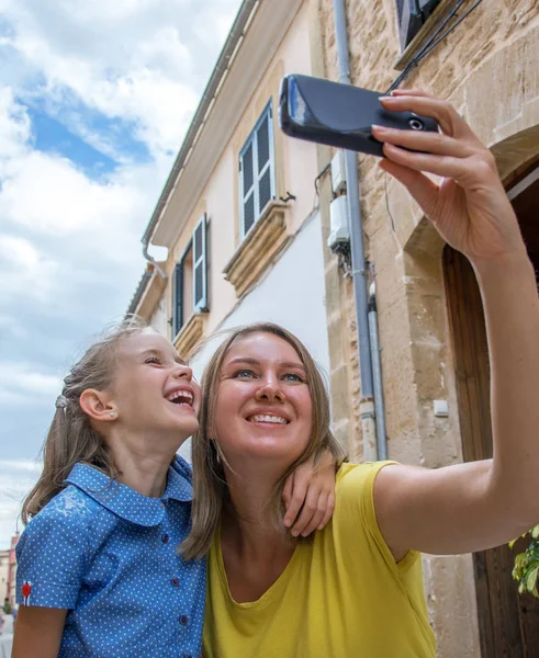 Matka i córka biorąc selfie w starym mieście. — Zdjęcie stockowe