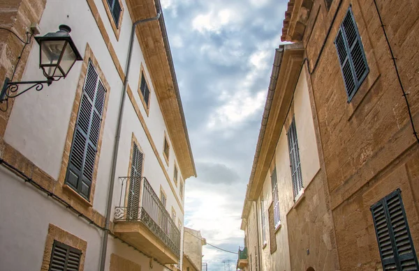 Bela rua antiga estreita na cidade mediterrânea . — Fotografia de Stock