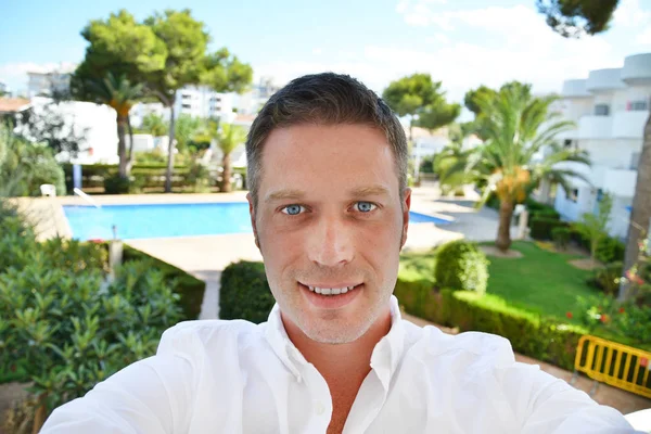 Glücklicher Mann fotografiert sich im Urlaub auf dem Balkon seines Hotels. — Stockfoto