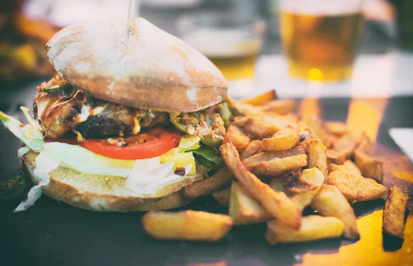 Conceito de comida de plástico. Hambúrguer com batatas fritas . — Fotografia de Stock