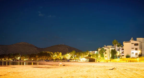 Playa de muro. Praia noturna em Alcudia, Maiorca . — Fotografia de Stock
