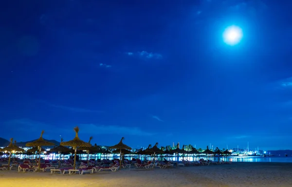 マヨルカ島アルクディアのサンラウン ジャー付きの夜のビーチ. — ストック写真