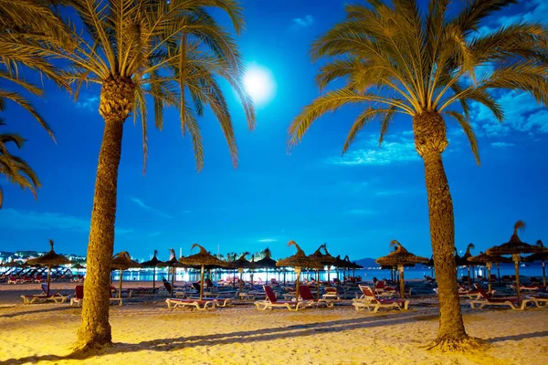Nachtstrand mit Liegestühlen in Alcudia, Mallorca. — Stockfoto