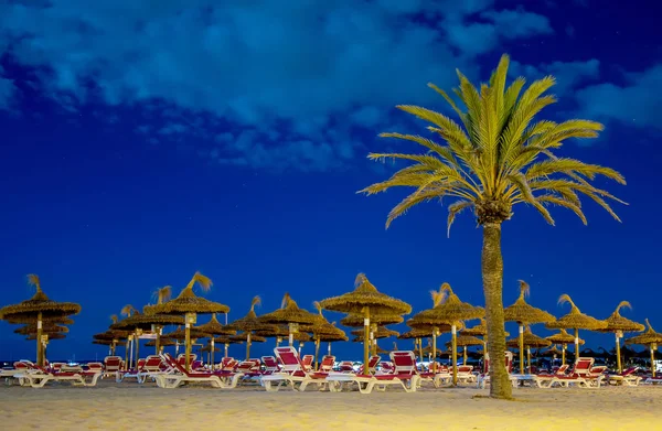 Night beach with sun loungers in Alcudia, Mallorca. — Stock Photo, Image