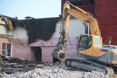 Okul binası sökülmesi hidrolik kırıcı vinç.
