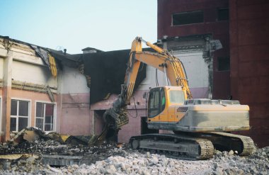 Okul binası sökülmesi hidrolik kırıcı vinç.