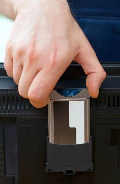 Tv için Koşullu Erişim Modülü kartı takmadan adam.