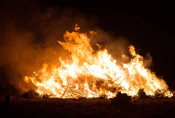 La quema de muchos árboles de Navidad después de las vacaciones . — Foto de Stock