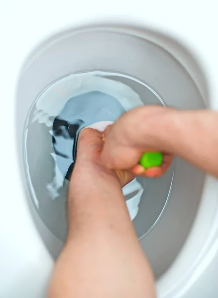 Plumber repairing toilet with hand plunger. — Stock Photo, Image